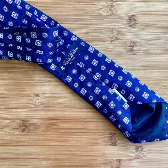 NWT Brooks Brothers Blue Medallion 100% Silk Mens Necktie Preppy Career USA - Picture 5 of 8